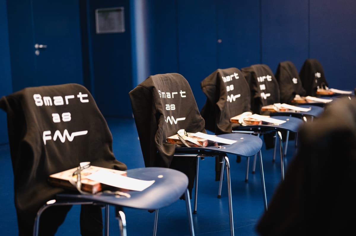 Gebrandete Hoodies für das Team — Markenidentität zum Anfassen