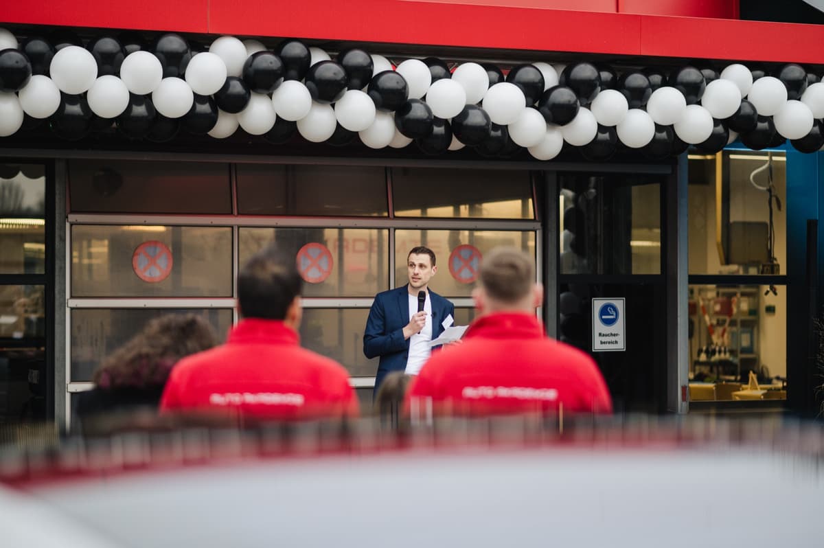 Gebrandete Ausstattung und Team-Aktivität beim Launch-Event